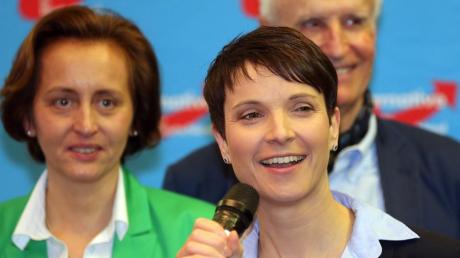 Beatrix von Storch (links) und die Vorsitzende Frauke Petry von der AfD freuen sich - die anderen nicht. Pressestimmen zu den Landtagswahlen. 