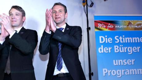Sachsen-Anhalts AfD-Chef Andre Poggenburg (links) empfiehlt zur Wahl des Rechtsaußen-Politikers Björn Höcke in den Bundesvorstand. (Archivbild)