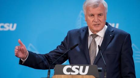 In der CDU wächst Kritik am CSU-Chef Seehofer. Er hate die Flüchtlingspolitik von Kanzlerin Merkel (CDU) für die CDU-Niederlagen bei den Landtagswahlen vom Sonntag verantwortlich gemacht. 
