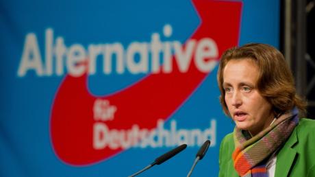 Beatrix von Storch hat Angela Merkel in Ingolstadt scharf kritisiert.