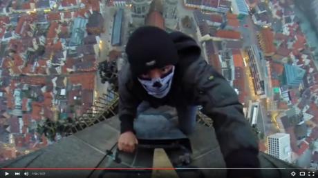 Diese Aufnahme ist aus einem Video, das die "Roofer" bei ihrer Klettertour aufs Ulmer Münster gedreht haben. Es zeigt nicht die beiden Kletterer, die nun bestraft wurden. 