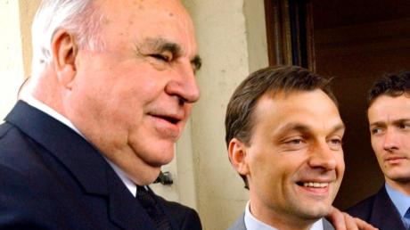 Väterlich den Arm umgelegt: Helmut Kohl mit Viktor Orbán 2002 bei einem Treffen in Ungarn. 