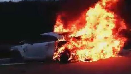 Leserin Selin Demiray ist zufällig an dem brennenden Auto auf der A8 vorbeigefahren und hat uns ein kurzes Video geschickt.