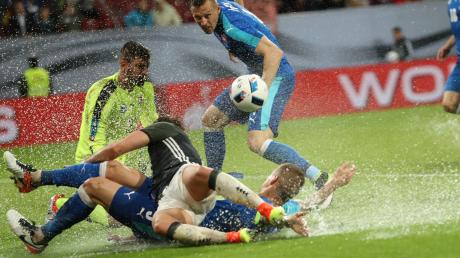 Ausgerutscht! Unter erschwerten Bedingungen verlor die deutsche Elf 1:3 gegen die Slowakei.