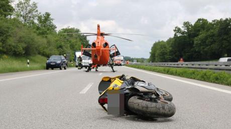 Ein 29 Jahre alter Motorradfahrer kam bei einem Unfall auf der A7 im Allgäu ums Leben.