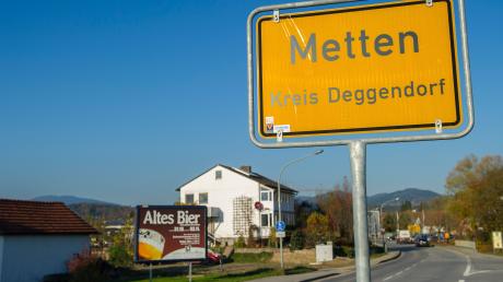 In Metten im Kreis Deggendorf haben Unbekannte einen Anschlag auf das Haus der AfD-Politikerin Katrin Ebner-Steiner verübt.