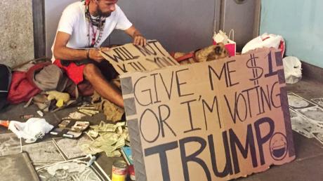 Ein Bettler hat in New York ein Schild mit der Aufschrift «Give me $1 or Im voting Trump!» (Gib mir 1 Dollar oder ich stimme für Trump) aufgestellt. 