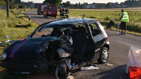 Schwerer Unfall bei Fünfstetten: Eine Frau ist mit ihrem Auto gegen einen Laster gestoßen.