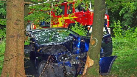 Aus noch ungeklärter Ursache prallte ein Autofahrer am Mittwochmorgen bei Burtenbach im Kreis Günzburg gegen ein Baum. 