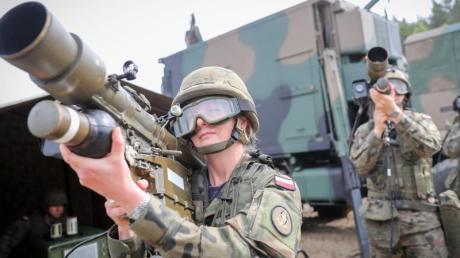 Polnische Nato-Soldaten präsentieren in Ustka bei dem Marinemanöver "Baltops" Waffensysteme.