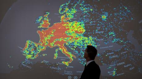 Auf einem Workshop zum Thema Cybercrime wird die Aktivität eines sogenannten Botnetzes dargestellt. Die Nato will aufrüsten: Gegen Angriffe aus dem Internet. Die Mitgliedstaaten erklärten das Internet zu einem zusätzlichen militärischen Operationsgebiet.