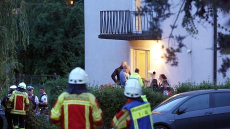 Polizei und Rettungsdienst vor einem Haus in Munderkingen in Baden-Württemberg. Dort kam in der Nacht ein sechsjähriger Bub ums Leben.