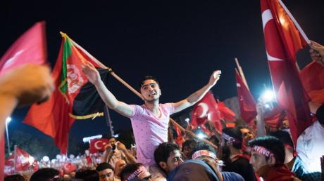 "In dieser Nacht hat das Volk Erdogan gerettet" schreibt eine Zeitung.