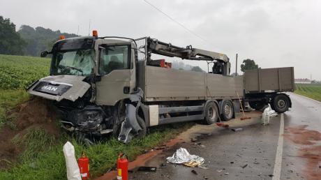 Bei dem Unfall ist ein Kleintransporter mit einem Lastwagen zusammengestoßen.