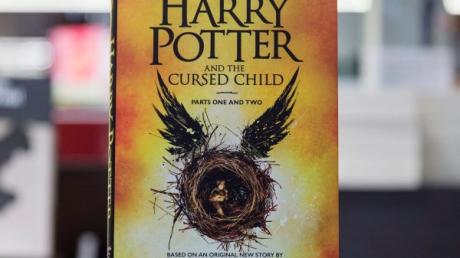 Das englische Buch zum Theaterstück "Harry Potter and the Cursed Child" ("Harry Potter und das verwunschene Kind") wurde in der Nacht zum Sonntag weltweit veröffentlicht.