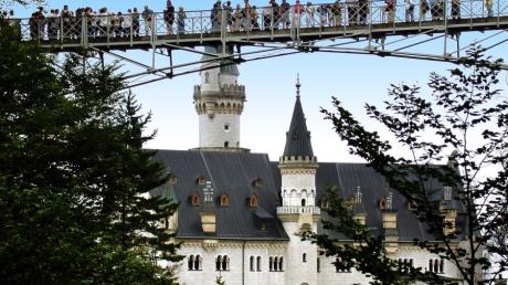 Schloss Neuschwanstein ist einfach ein Publikumsmagnet. Die besondere Attraktion ist der Blick von der Marienbrücke über die Pöllatschlucht auf das Märchenschloss.