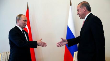 Recep Tayyip Erdogan (rechts) und Vladimir Putin treffen sich im Konstantinovsky Palace in Strelna.