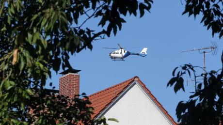Mit einem Hubschrauber und Streifen suchte die Polizei in Augsburg nach einem abgängigen Touristen.