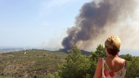 Eine Deutsche, die seit 20 Jahren an der Costa Blanca Spanien lebt, schaut am 05.09.2016 in Javea auf die Feuerwand, die sich durch ein ausgetrocknetes Waldgebiet frisst.