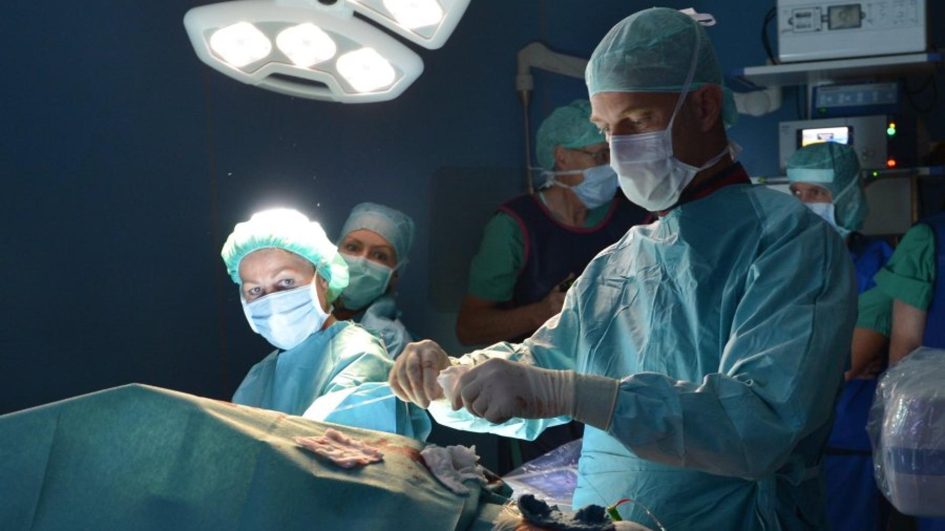 Deformität Der Wirbelsäule Indien Ärzte Entfernen Bei Mann 18 Zentimeter Schwanz