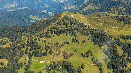 Die Luftaufnahme zeit das Riedberger Horn, mit 1787 m der höchste Berg der Hörnergruppe in den Allgäuer Alpen. Das Skigebiet, das dort entstehen soll, ist nach wie vor umstritten.