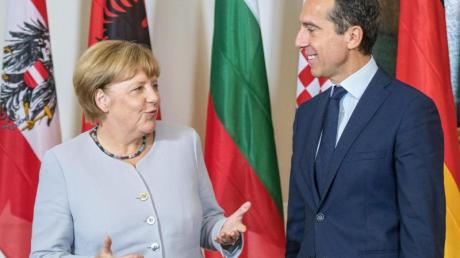 Angela Merkel wird in Wien von ihrem Amtskollegen Christian Kern begrüßt. Auf dem Gipfel sprach sie sich für weitere Flüchtlingsdeals mit Drittstaaten aus.