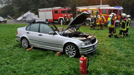 Im Landkreis Landsberg ist am Freitagmorgen ein Mann gestorben. Er prallte mit seinem Auto gegen einen Holzstapel.