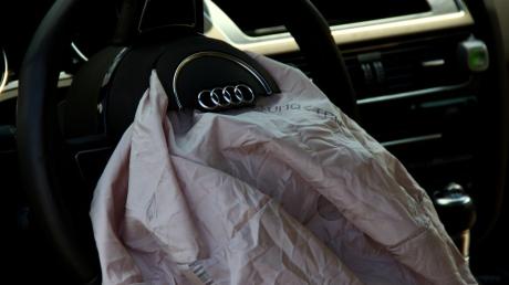 Ein ausgebauter Airbag soll beweisen, dass ein Autofahrer einen Unfall mit Fahrerflucht begangen hat.