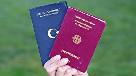 Türkischer und deutscher Pass: Die CDU will den Kompromiss mit der SPD zur doppelten Staatsbürgerschaft aufkündigen.