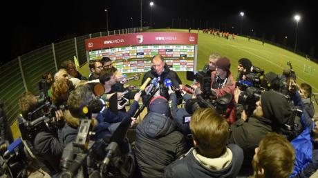 Manager Stefan Reuter ist nach dem Rauswurf von Trainer Dirk Schuster in Erklärungsnot - nicht nur bei der Presse. 