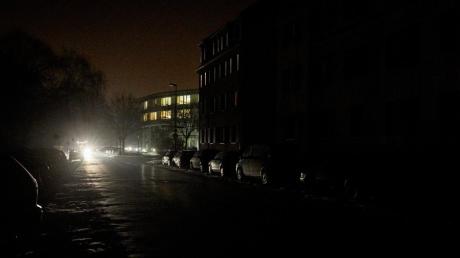 Während im Hintergrund das beleuchtete Haus von Hessing zu sehen ist, war in der Butzstraße Richtung Wellenburg alles dunkel.