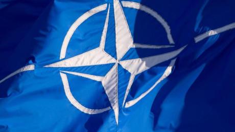 Die Flagge der "North Atlantic Treaty Organization" - der Nato.