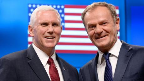 Die USA wollen nach Angaben von US-Vizepräsident Mike Pence (links) auch in Zukunft eng mit der Europäischen Union zusammenarbeiten.