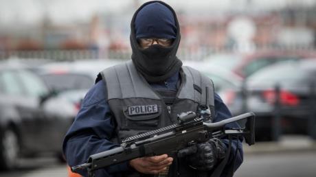 Die französische Polizei vereitelte einen möglichen Anschlag auf die Kandidaten der kommenden Präsidentschaftswahl. Zwei Männer wurden verhaftet.