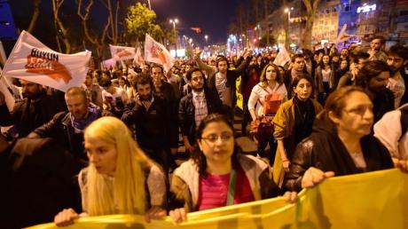 Anhänger des «Nein»-Lagers protestieren in Istanbul gegen das Ergebnis des Referendums.