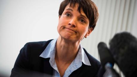 Vor dem AfD-Parteitag in Köln hat Frauke Petry auf eine Spitzenkandidatur für den Bundestagswahlkampf verzichtet. Die Pressestimmen zu diesem überraschenden Schritt. 