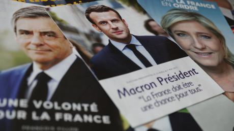 Walunterlagen einiger französischer Präsidentschaftskandidaten: Vier von elf Kandidaten wird eine Chance prognostiziert, die Stichwahl zu erreichen.