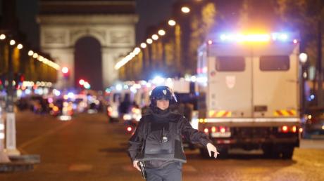 Die Polizei hat die Champs-Élysées in Paris nach einer Schießerei abgesperrt.