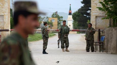 Soldaten in Afghanistan bewachen einen Militärkomplex. Am Freitag wurden 140 Menschen bei einem Angriff der Taliban getötet.
