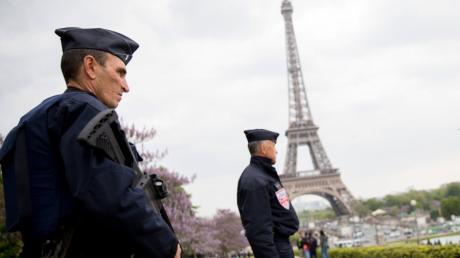 Eine Wahl im Ausnahmezustand: Schwer bewaffnete Polizisten patroullieren am Samstag vor dem Eiffelturm in Paris. 