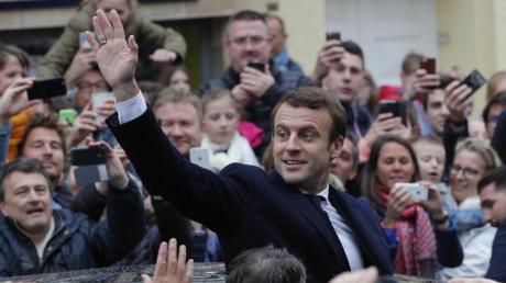 Siegessicher? Der sozialliberale Kandidat Emmanuel Macron winkt nach der Stimmabgabe in die Menge.