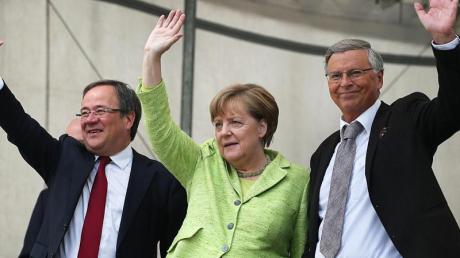 Angela Merkel,  Armin Laschet, und Wolfgang Bosbach (r) auf der Abschlusskundgebung ihrer Partei.