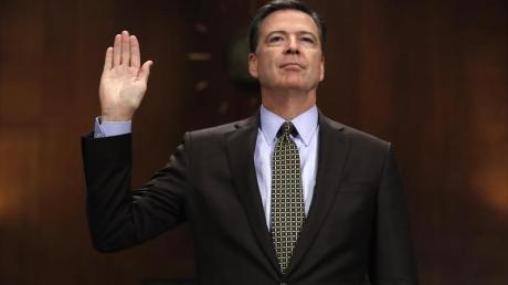 Wie steht es um seine Wahrheitsliebe? Ex-FBI-Chef James Comey legt den Eid vor einem US-Ausschuss ab.