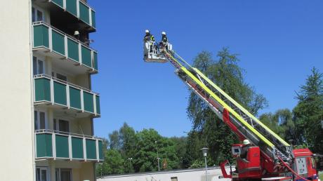 In der Fallersleben Straße in Augsburg geriet am Samstagmorgen ein Balkon in Brand.