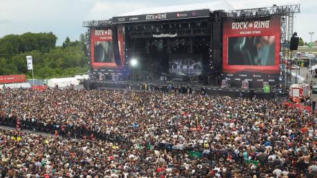 Das von Zehntausenden Musikfans besuchte Festival "Rock am Ring" ist wegen Terrorgefahr unterbrochen worden. 
