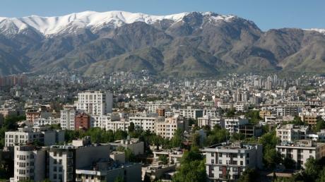 Blick auf die Millionenmetropole Teheran mit schneebedecktem Gipfel. Deutschland pflegt seit Mitte des 19. Jahrhunderts Beziehungen zum  früheren Persien.
