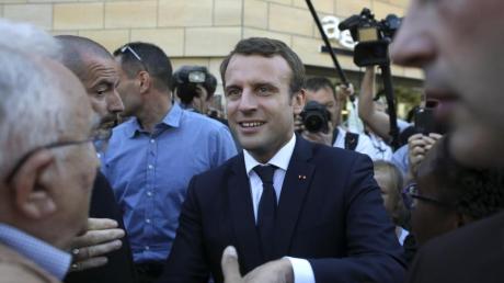 Der französische Präsident Emanuel Macron begrüßt seine Anhänger.