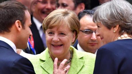 Bundeskanzlerin Angela Merkel, der französische Präsident Emmanuel Macron und die britische Premierministerin Theresa May unterhalten sich auf dem EU-Gipfel.