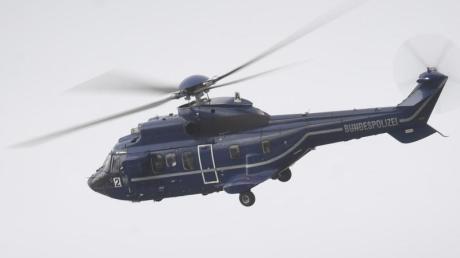 Über dem Stadtgebiet Augsburg war am Samstagmittag ein Hubschrauber der Bundespolizei in der Luft. Was steckt dahinter? 