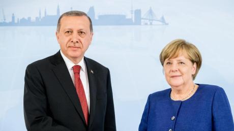 Zu zaghaft gegenüber der türkischen Regierung? Bundeskanzlerin Angela Merkel begrüßt in Hamburg Recep Tayyip Erdogan, Staatspräsident der Türkei.